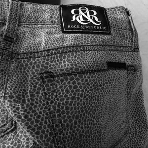 ROCK &  REPUBLIC SKINNY SNAKESKIN PRINT JEANS